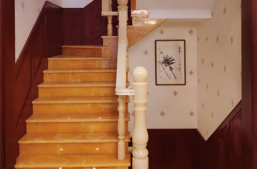 章丘中式别墅室内汉白玉石楼梯的定制安装装饰效果